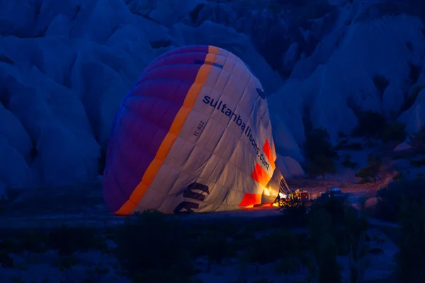 在Cappadocia最受欢迎的活动之一是使用热气球的Cappadocia — 图库照片