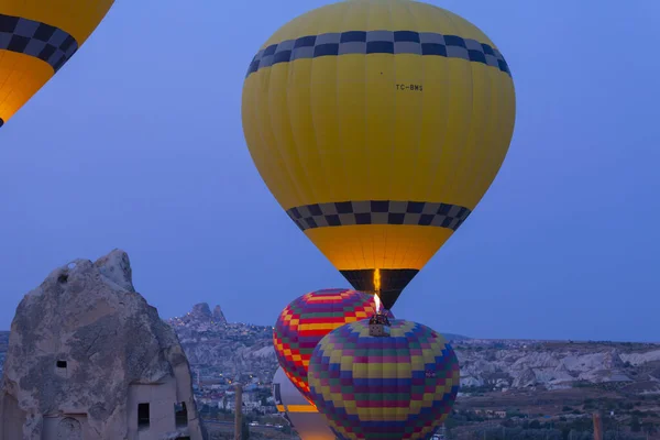 在Cappadocia最受欢迎的活动之一是使用热气球的Cappadocia — 图库照片