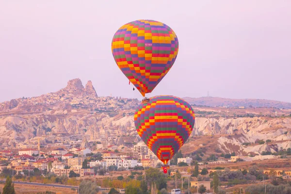 カッパドキアで最も人気のある活動の1つは 熱気球とカッパドキアです — ストック写真