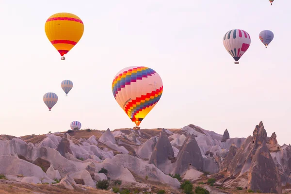 カッパドキアで最も人気のある活動の1つは 熱気球とカッパドキアです — ストック写真