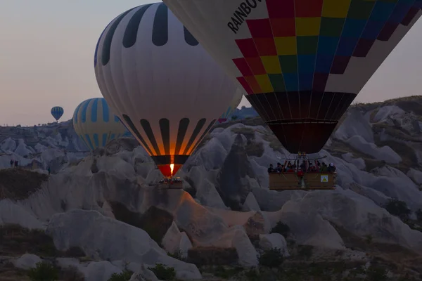 在Cappadocia最受欢迎的活动之一是使用热气球的Cappadocia — 图库照片