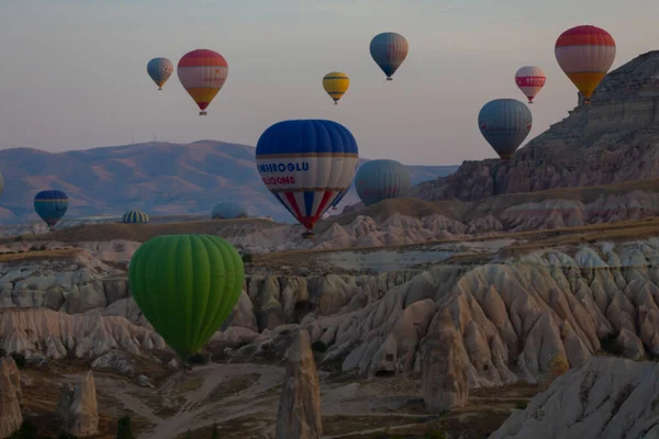 Jednym Najbardziej Popularnych Działań Kapadocji Jest Kapadocja Balonami Ogrzane Powietrze — Zdjęcie stockowe