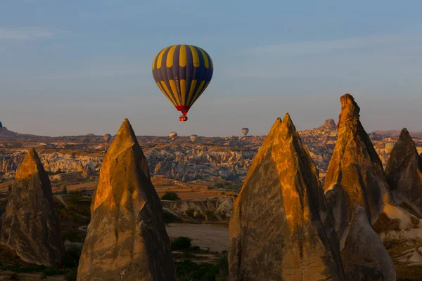 Jednym Najbardziej Popularnych Działań Kapadocji Jest Kapadocja Balonami Ogrzane Powietrze — Zdjęcie stockowe