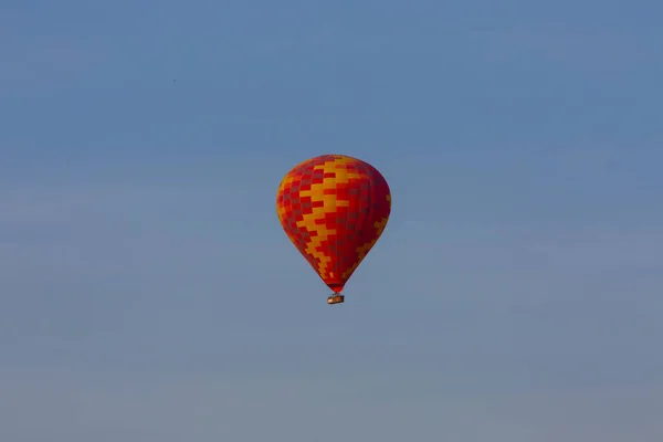 在Cappadocia最受欢迎的活动之一是使用热气球的Cappadocia — 图库照片