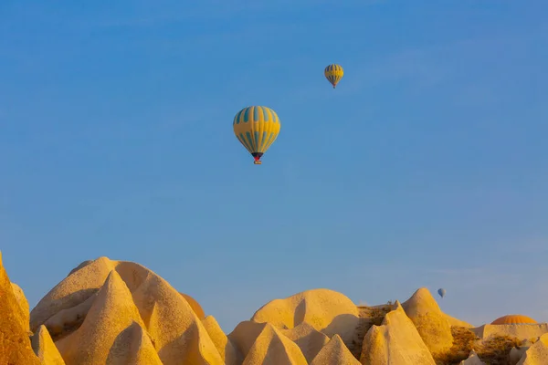 在Cappadocia最受欢迎的活动之一是使用热气球的Cappadocia — 图库照片