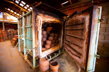 Çömlek fabrikası ve çömlek yapımı.