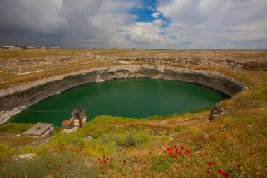 Bölgede bilinen en eski çukurun Konya 'nın 70 kilometre kuzeydoğusunda yer alan ve Karatay ilçesi sınırları içinde bulunan Kzren subatanı olduğu belirtildi..