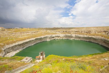 Bölgede bilinen en eski çukurun Konya 'nın 70 kilometre kuzeydoğusunda yer alan ve Karatay ilçesi sınırları içinde bulunan Kzren subatanı olduğu belirtildi..