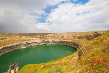 Bölgede bilinen en eski çukurun Konya 'nın 70 kilometre kuzeydoğusunda yer alan ve Karatay ilçesi sınırları içinde bulunan Kzren subatanı olduğu belirtildi..
