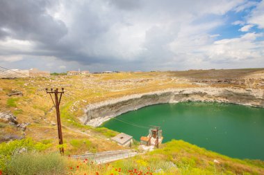 Bölgede bilinen en eski çukurun Konya 'nın 70 kilometre kuzeydoğusunda yer alan ve Karatay ilçesi sınırları içinde bulunan Kzren subatanı olduğu belirtildi..