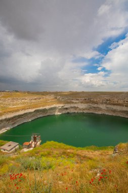 Bölgede bilinen en eski çukurun Konya 'nın 70 kilometre kuzeydoğusunda yer alan ve Karatay ilçesi sınırları içinde bulunan Kzren subatanı olduğu belirtildi..