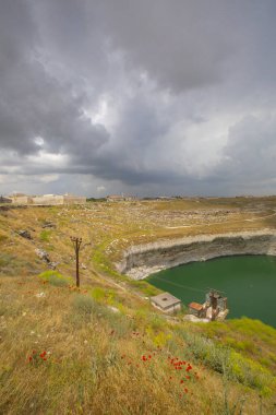 Bölgede bilinen en eski çukurun Konya 'nın 70 kilometre kuzeydoğusunda yer alan ve Karatay ilçesi sınırları içinde bulunan Kzren subatanı olduğu belirtildi..