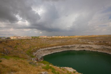 Bölgede bilinen en eski çukurun Konya 'nın 70 kilometre kuzeydoğusunda yer alan ve Karatay ilçesi sınırları içinde bulunan Kzren subatanı olduğu belirtildi..