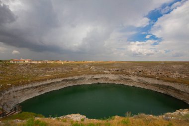 Bölgede bilinen en eski çukurun Konya 'nın 70 kilometre kuzeydoğusunda yer alan ve Karatay ilçesi sınırları içinde bulunan Kzren subatanı olduğu belirtildi..