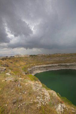Bölgede bilinen en eski çukurun Konya 'nın 70 kilometre kuzeydoğusunda yer alan ve Karatay ilçesi sınırları içinde bulunan Kzren subatanı olduğu belirtildi..