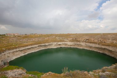 Bölgede bilinen en eski çukurun Konya 'nın 70 kilometre kuzeydoğusunda yer alan ve Karatay ilçesi sınırları içinde bulunan Kzren subatanı olduğu belirtildi..