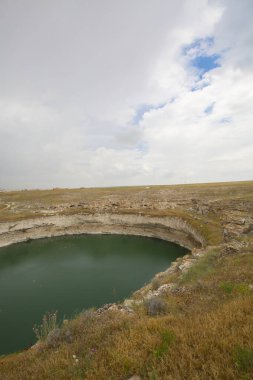 Bölgede bilinen en eski çukurun Konya 'nın 70 kilometre kuzeydoğusunda yer alan ve Karatay ilçesi sınırları içinde bulunan Kzren subatanı olduğu belirtildi..