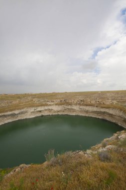 Bölgede bilinen en eski çukurun Konya 'nın 70 kilometre kuzeydoğusunda yer alan ve Karatay ilçesi sınırları içinde bulunan Kzren subatanı olduğu belirtildi..