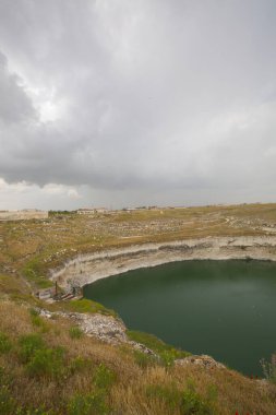 Bölgede bilinen en eski çukurun Konya 'nın 70 kilometre kuzeydoğusunda yer alan ve Karatay ilçesi sınırları içinde bulunan Kzren subatanı olduğu belirtildi..