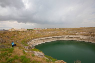 Bölgede bilinen en eski çukurun Konya 'nın 70 kilometre kuzeydoğusunda yer alan ve Karatay ilçesi sınırları içinde bulunan Kzren subatanı olduğu belirtildi..