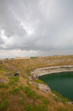 Bölgede bilinen en eski çukurun Konya 'nın 70 kilometre kuzeydoğusunda yer alan ve Karatay ilçesi sınırları içinde bulunan Kzren subatanı olduğu belirtildi..