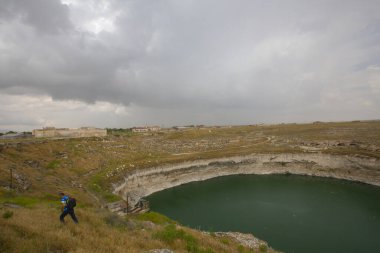 Bölgede bilinen en eski çukurun Konya 'nın 70 kilometre kuzeydoğusunda yer alan ve Karatay ilçesi sınırları içinde bulunan Kzren subatanı olduğu belirtildi..