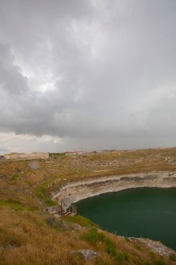Bölgede bilinen en eski çukurun Konya 'nın 70 kilometre kuzeydoğusunda yer alan ve Karatay ilçesi sınırları içinde bulunan Kzren subatanı olduğu belirtildi..