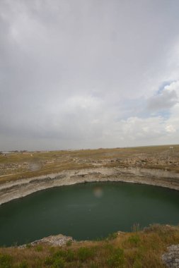 Bölgede bilinen en eski çukurun Konya 'nın 70 kilometre kuzeydoğusunda yer alan ve Karatay ilçesi sınırları içinde bulunan Kzren subatanı olduğu belirtildi..