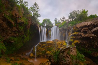 Konya Hadim 'deki Göksu nehrinde yer almaktadır. Yerkpr şelalesi ya da Hadim Goksu şelalesi olarak bilinir..