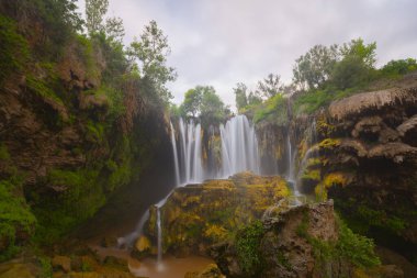 Konya Hadim 'deki Göksu nehrinde yer almaktadır. Yerkpr şelalesi ya da Hadim Goksu şelalesi olarak bilinir..