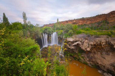 Konya Hadim 'deki Göksu nehrinde yer almaktadır. Yerkpr şelalesi ya da Hadim Goksu şelalesi olarak bilinir..
