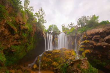 Konya Hadim 'deki Göksu nehrinde yer almaktadır. Yerkpr şelalesi ya da Hadim Goksu şelalesi olarak bilinir..
