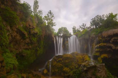 Konya Hadim 'deki Göksu nehrinde yer almaktadır. Yerkpr şelalesi ya da Hadim Goksu şelalesi olarak bilinir..