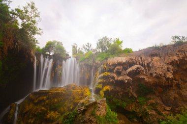 Konya Hadim 'deki Göksu nehrinde yer almaktadır. Yerkpr şelalesi ya da Hadim Goksu şelalesi olarak bilinir..