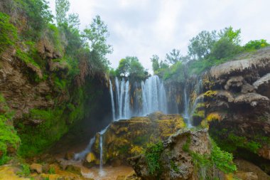 Konya Hadim 'deki Göksu nehrinde yer almaktadır. Yerkpr şelalesi ya da Hadim Goksu şelalesi olarak bilinir..