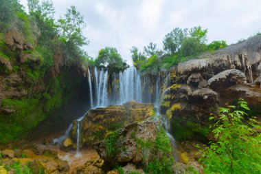 Konya Hadim 'deki Göksu nehrinde yer almaktadır. Yerkpr şelalesi ya da Hadim Goksu şelalesi olarak bilinir..