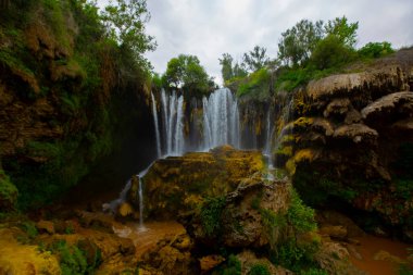 Konya Hadim 'deki Göksu nehrinde yer almaktadır. Yerkpr şelalesi ya da Hadim Goksu şelalesi olarak bilinir..