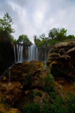 Konya Hadim 'deki Göksu nehrinde yer almaktadır. Yerkopru şelalesi ya da Hadim Goksu şelalesi olarak bilinir..