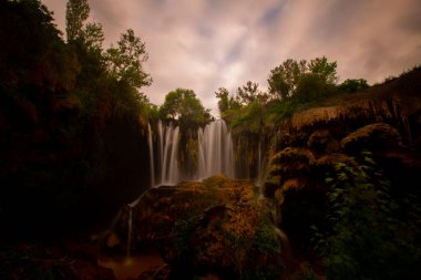 Konya Hadim 'deki Göksu nehrinde yer almaktadır. Yerkopru şelalesi ya da Hadim Goksu şelalesi olarak bilinir..