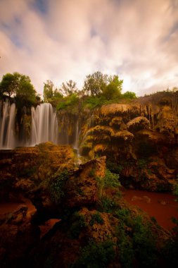 Konya Hadim 'deki Göksu nehrinde yer almaktadır. Yerkopru şelalesi ya da Hadim Goksu şelalesi olarak bilinir..