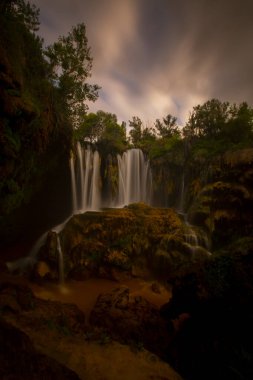 Konya Hadim 'deki Göksu nehrinde yer almaktadır. Yerkopru şelalesi ya da Hadim Goksu şelalesi olarak bilinir..