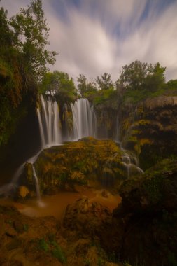 Konya Hadim 'deki Göksu nehrinde yer almaktadır. Yerkopru şelalesi ya da Hadim Goksu şelalesi olarak bilinir..