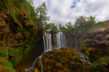 Konya Hadim 'deki Göksu nehrinde yer almaktadır. Yerkopru şelalesi ya da Hadim Goksu şelalesi olarak bilinir..