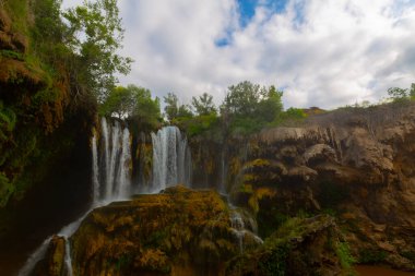 Konya Hadim 'deki Göksu nehrinde yer almaktadır. Yerkopru şelalesi ya da Hadim Goksu şelalesi olarak bilinir..