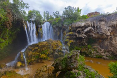 Konya Hadim 'deki Göksu nehrinde yer almaktadır. Yerkopru şelalesi ya da Hadim Goksu şelalesi olarak bilinir..