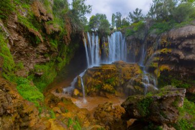 Konya Hadim 'deki Göksu nehrinde yer almaktadır. Yerkopru şelalesi ya da Hadim Goksu şelalesi olarak bilinir..