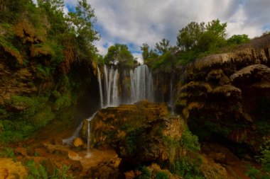 Konya Hadim 'deki Göksu nehrinde yer almaktadır. Yerkopru şelalesi ya da Hadim Goksu şelalesi olarak bilinir..