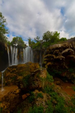 Konya Hadim 'deki Göksu nehrinde yer almaktadır. Yerkopru şelalesi ya da Hadim Goksu şelalesi olarak bilinir..
