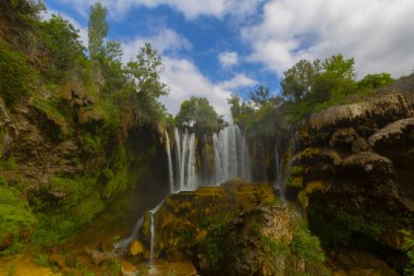 Konya Hadim 'deki Göksu nehrinde yer almaktadır. Yerkopru şelalesi ya da Hadim Goksu şelalesi olarak bilinir..