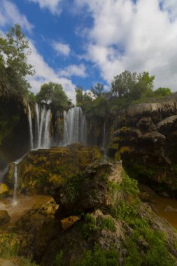 Konya Hadim 'deki Göksu nehrinde yer almaktadır. Yerkopru şelalesi ya da Hadim Goksu şelalesi olarak bilinir..